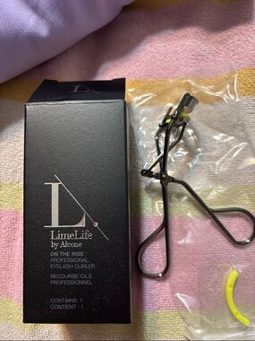 LimeLife On The Rise Professional Eyelash Curler - Black